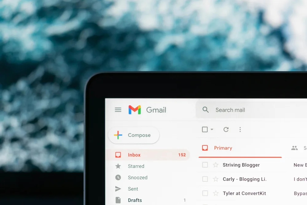 Boîte de réception Gmail ouverte sur un ordinateur portable