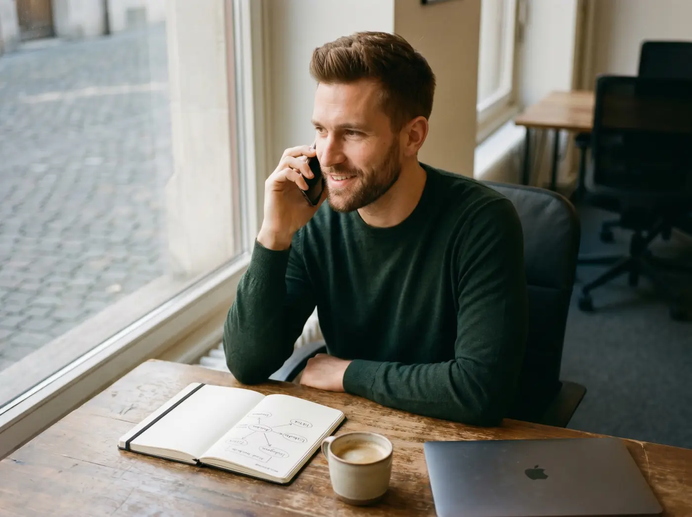 David, formateur Cours-Informatique.ch, planifie au téléphone une stratégie réseaux sociaux pour un client genevois