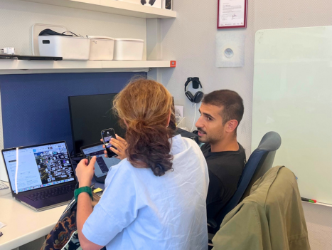 professeur et cliente en plein cours de montage video